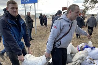 Vzkaz z barikády: Raket se nebojíme. Kolik nás zabijí? Sto? To je málo - Seznam Zprávy